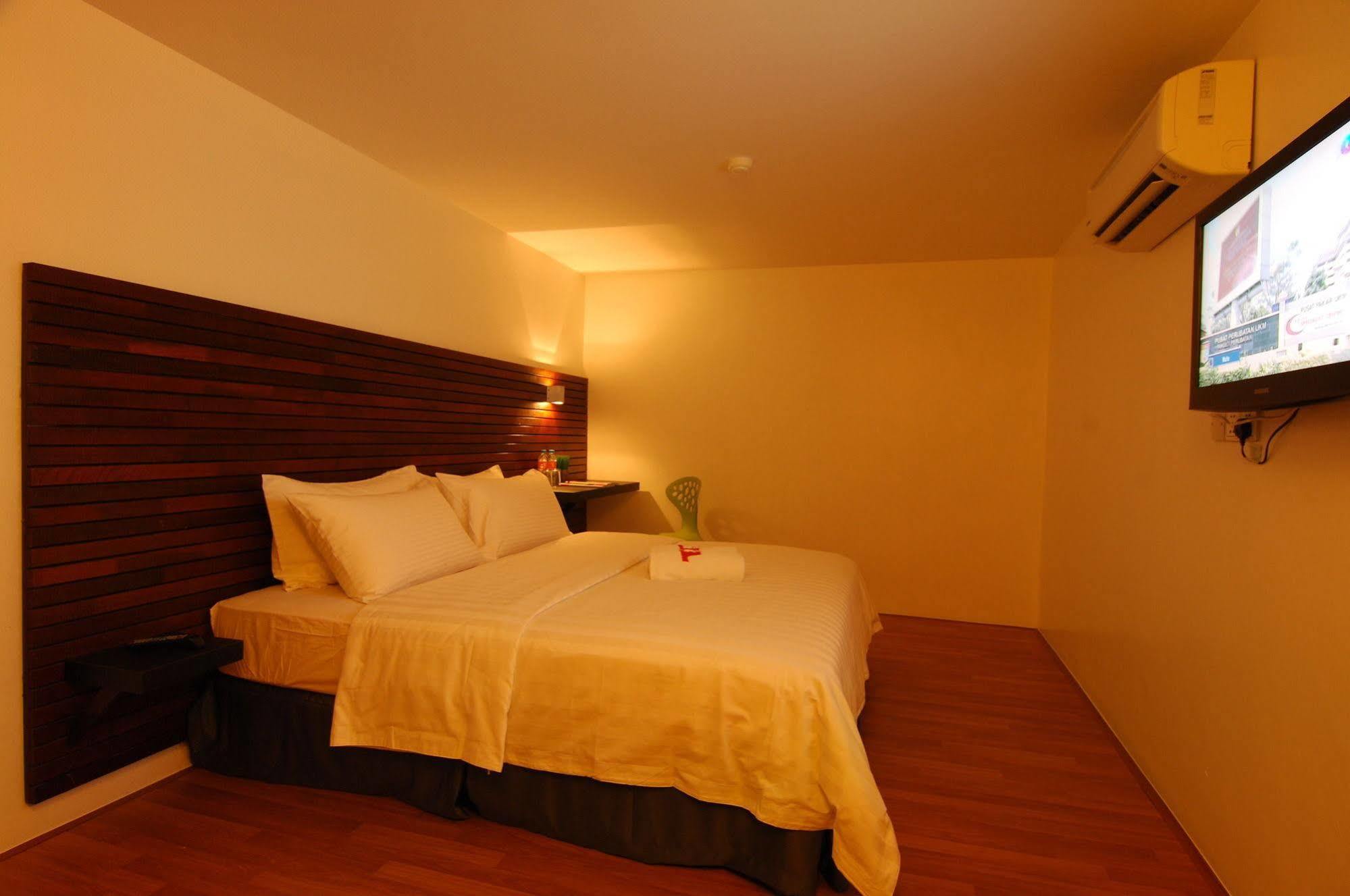 T+ Hotel Сунгай Петани Екстериор снимка